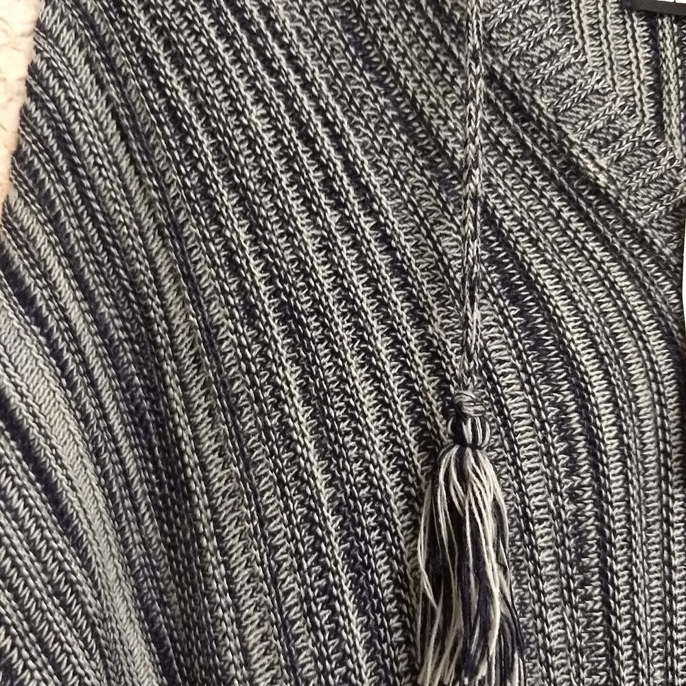 Poncho - Picture 2 of 3